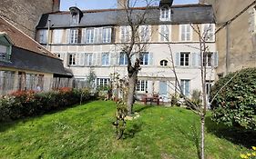 La Cour Du Chateau